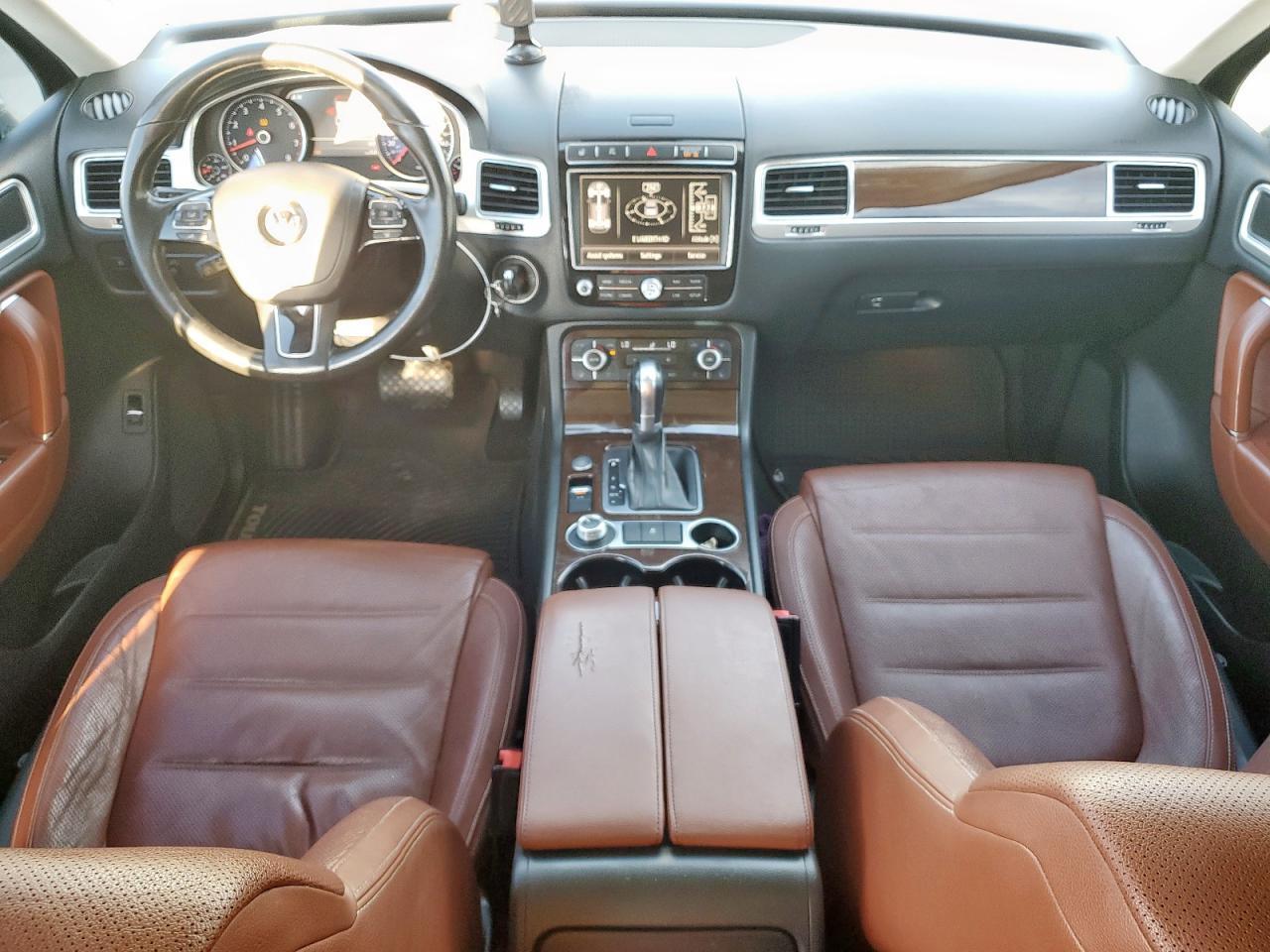 2016 VOLKSWAGEN Touareg