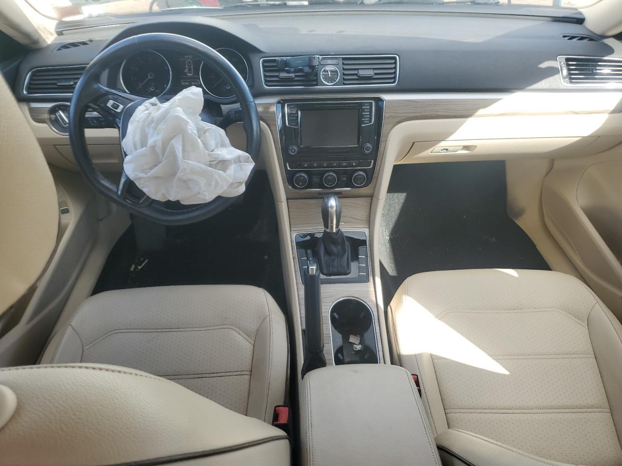 2016 VOLKSWAGEN Passat