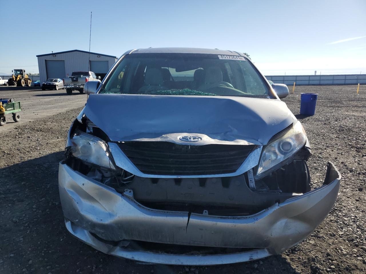 2011 TOYOTA SIENNA