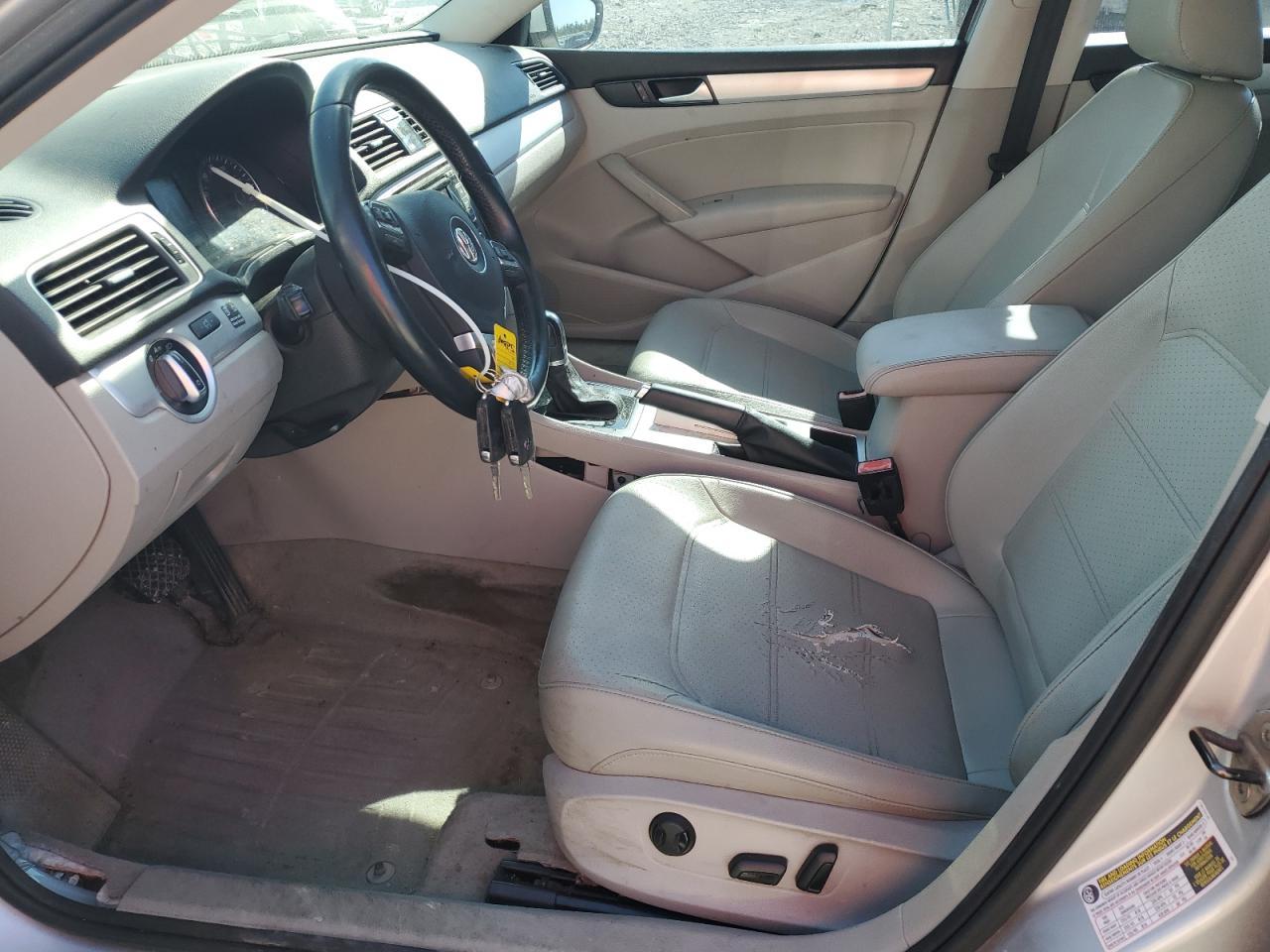 2012 VOLKSWAGEN Passat