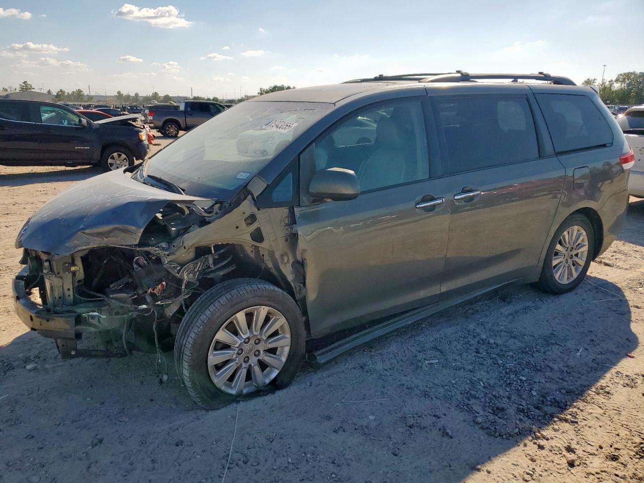 2011 TOYOTA SIENNA