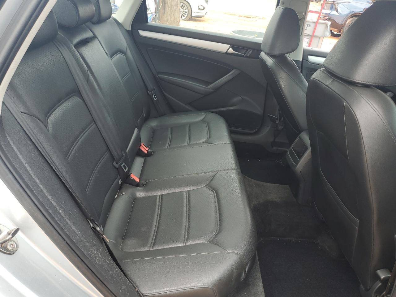 2012 VOLKSWAGEN Passat