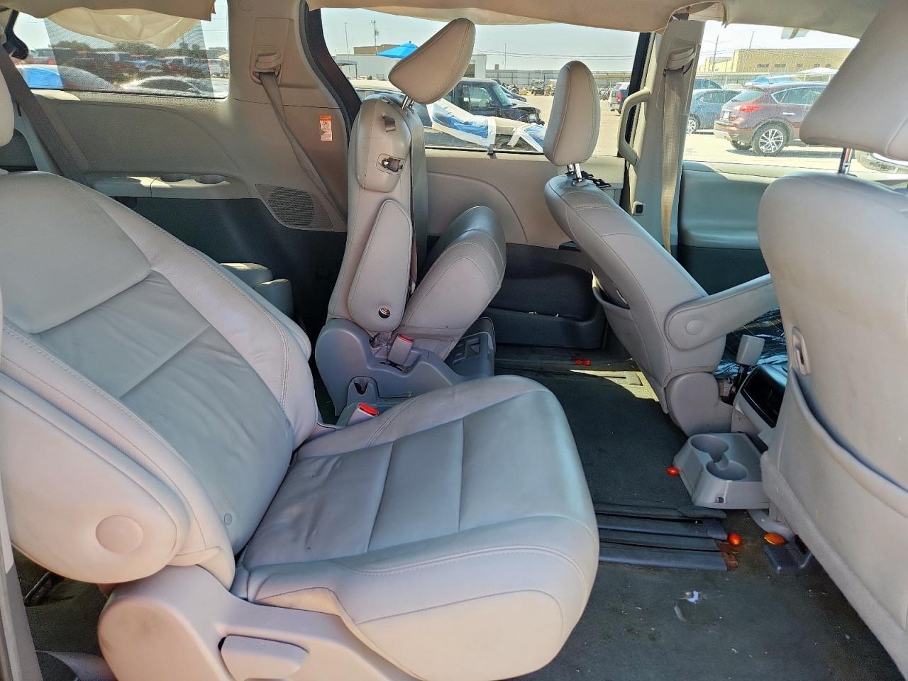 2016 TOYOTA SIENNA