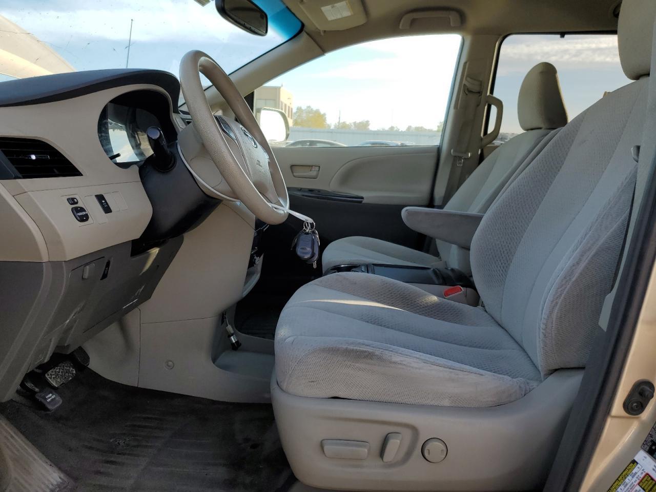 2012 TOYOTA SIENNA