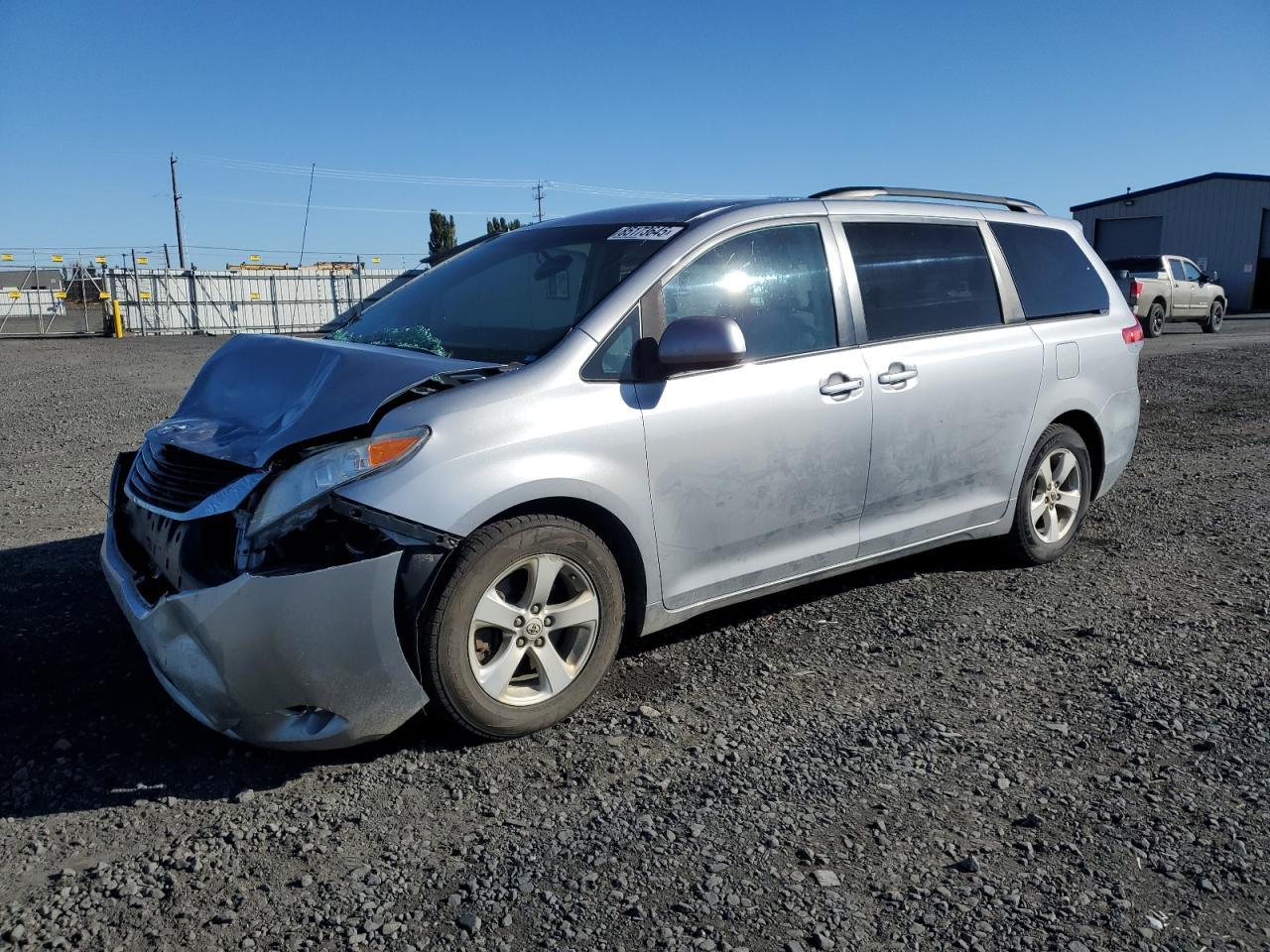 2011 TOYOTA SIENNA