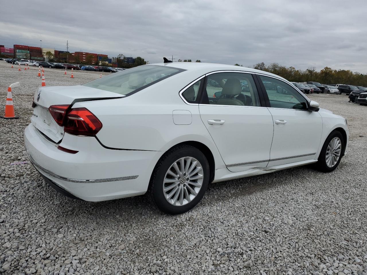 2017 VOLKSWAGEN Passat