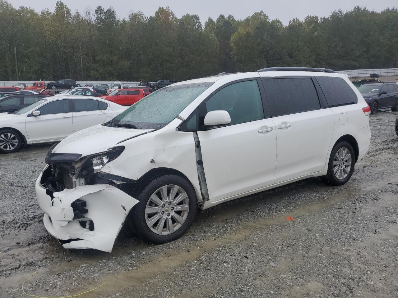 2011 TOYOTA SIENNA