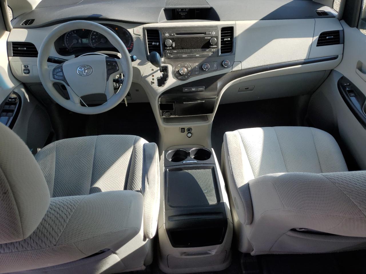 2011 TOYOTA SIENNA