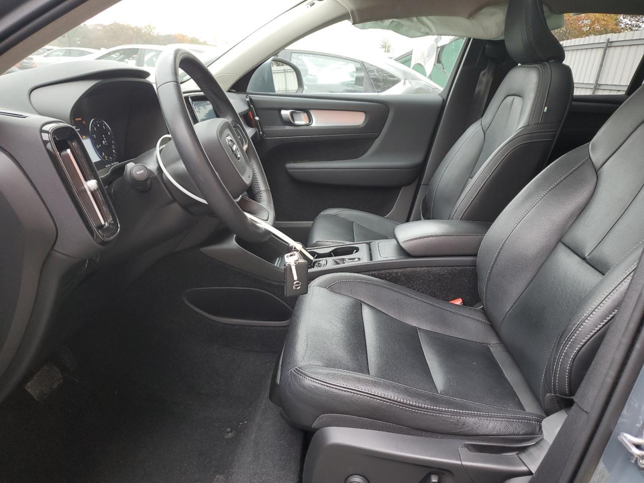 2021 VOLVO XC40