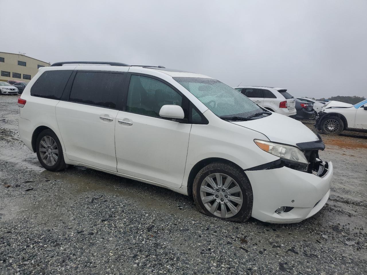 2011 TOYOTA SIENNA