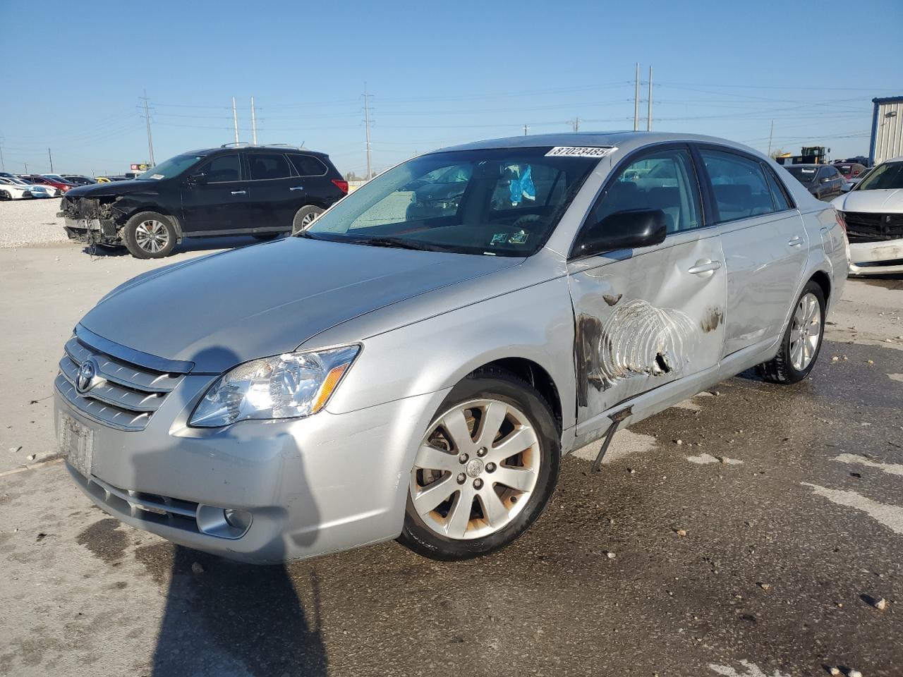 2005 TOYOTA Avalon