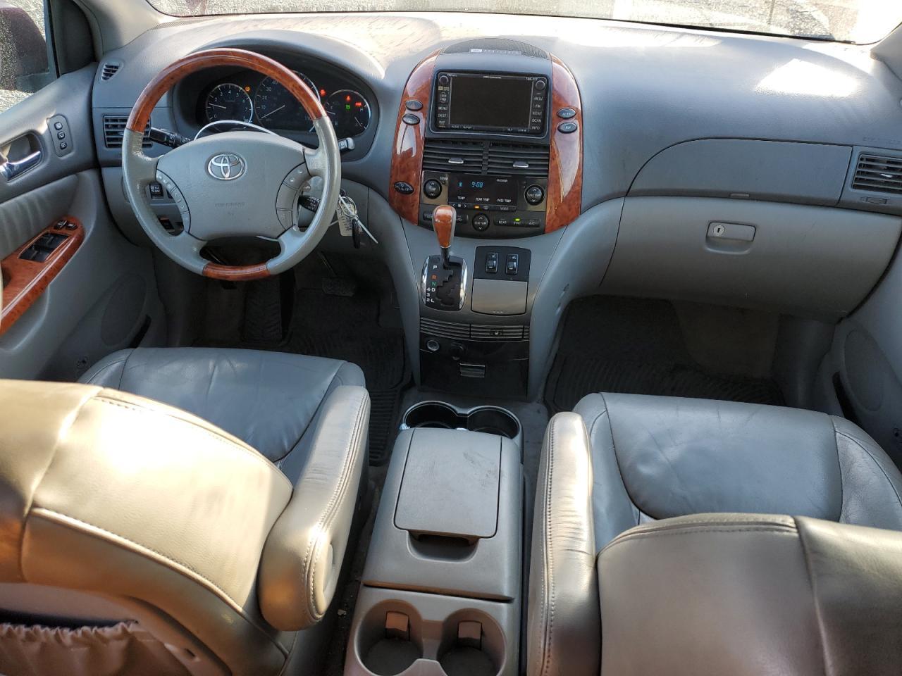 2010 TOYOTA SIENNA