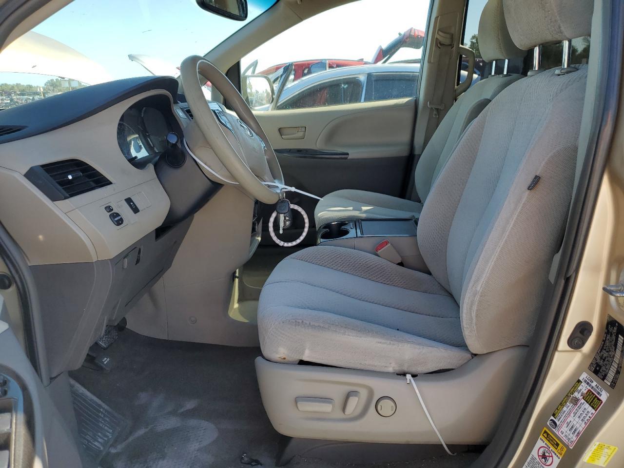 2012 TOYOTA SIENNA