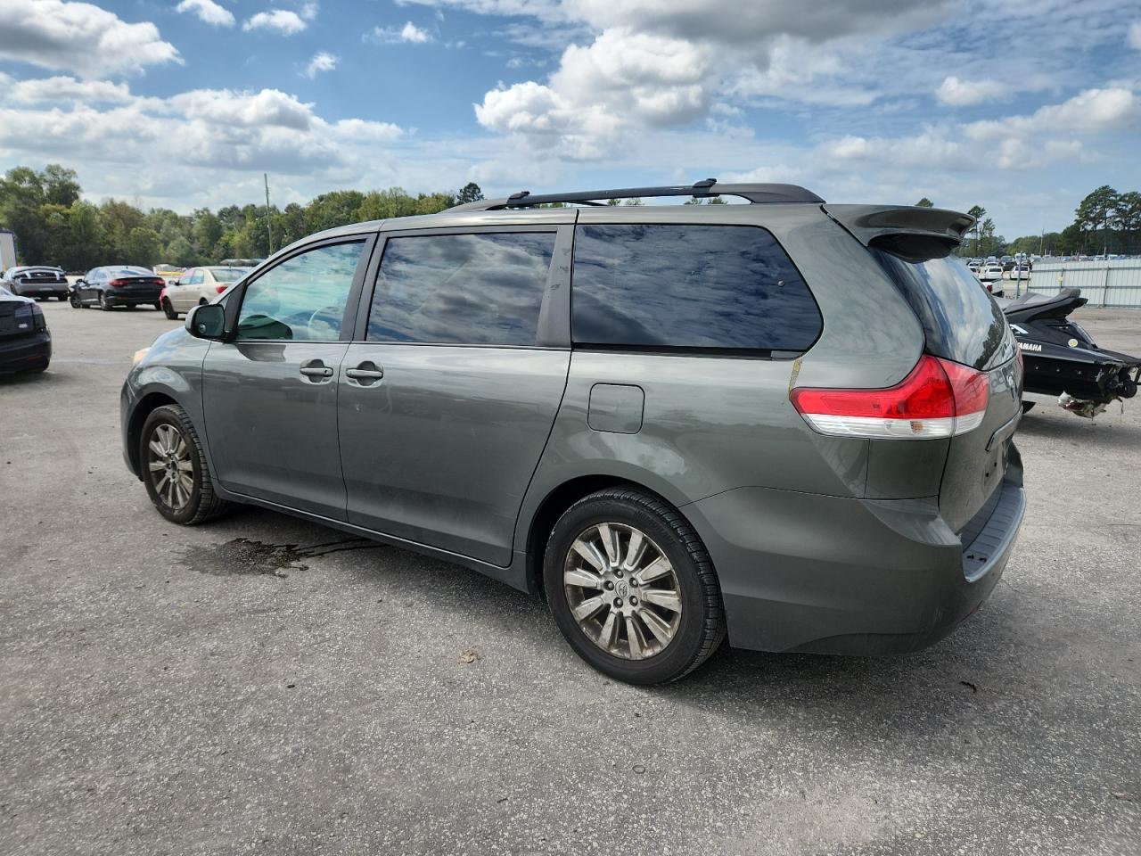 2011 TOYOTA SIENNA