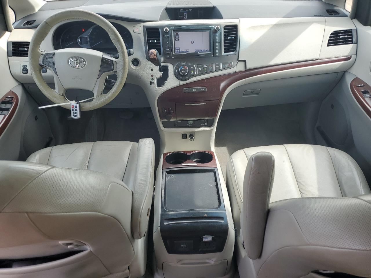 2011 TOYOTA SIENNA
