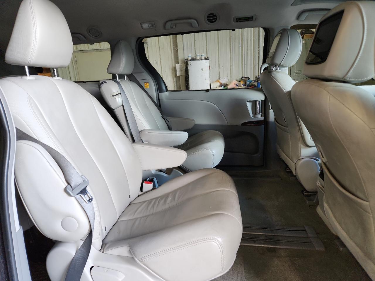 2013 TOYOTA SIENNA