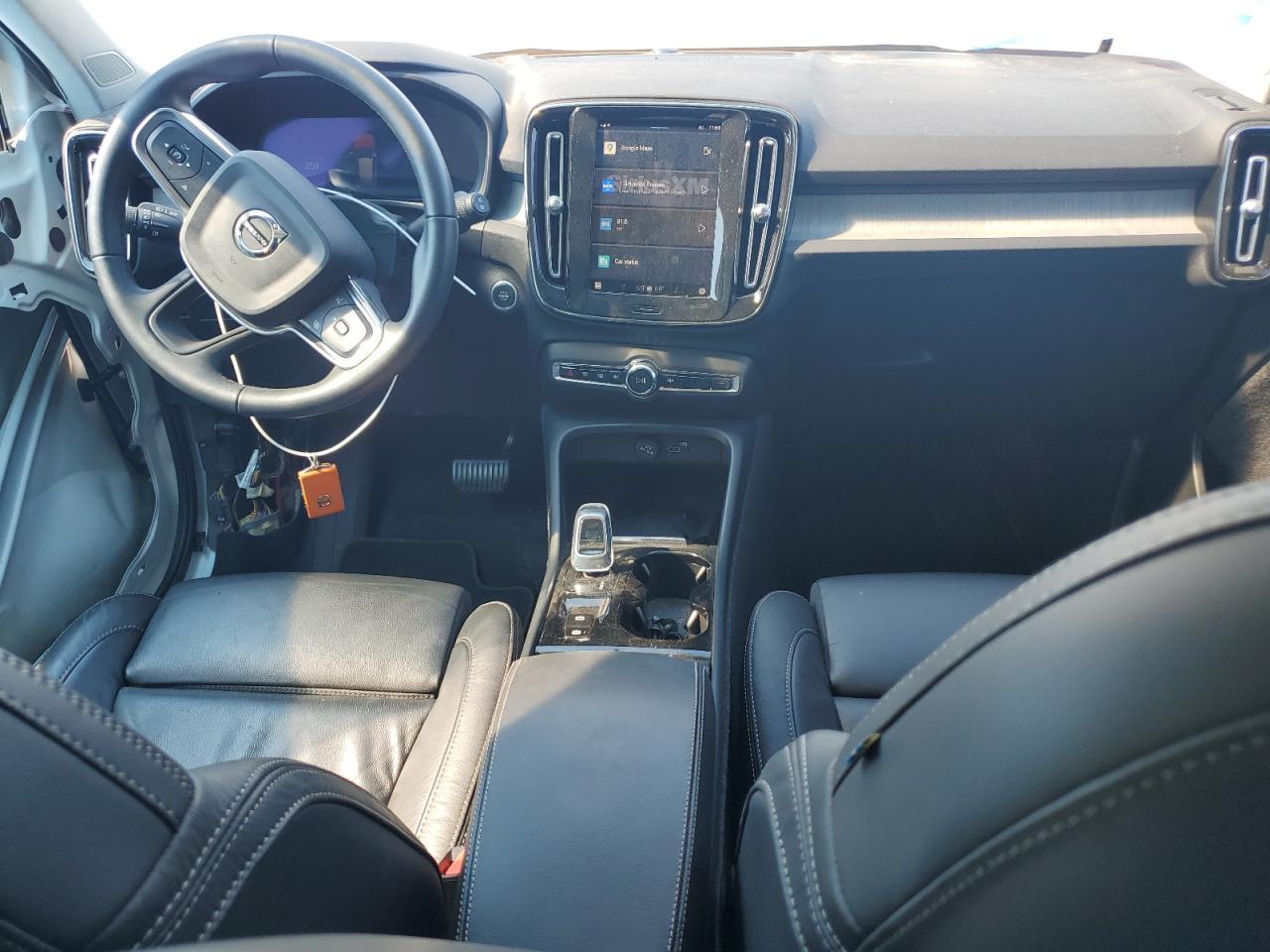2023 VOLVO XC40