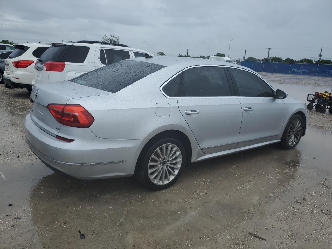 2016 VOLKSWAGEN Passat