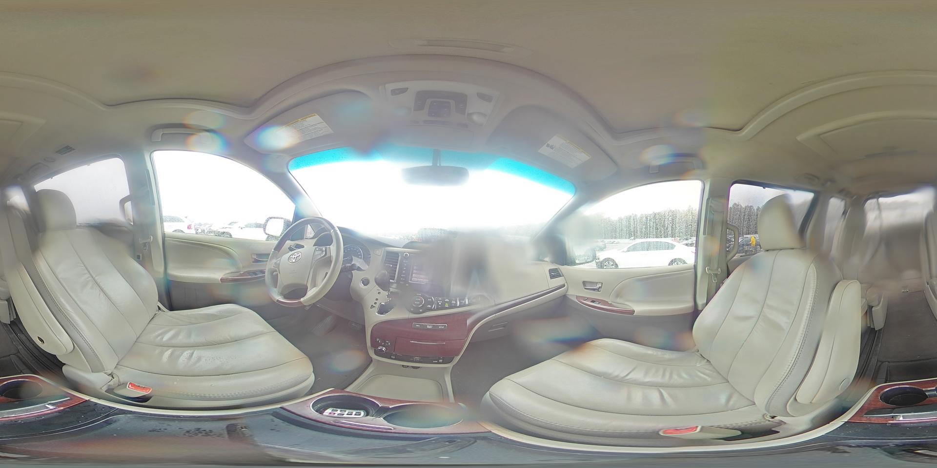 2011 TOYOTA SIENNA