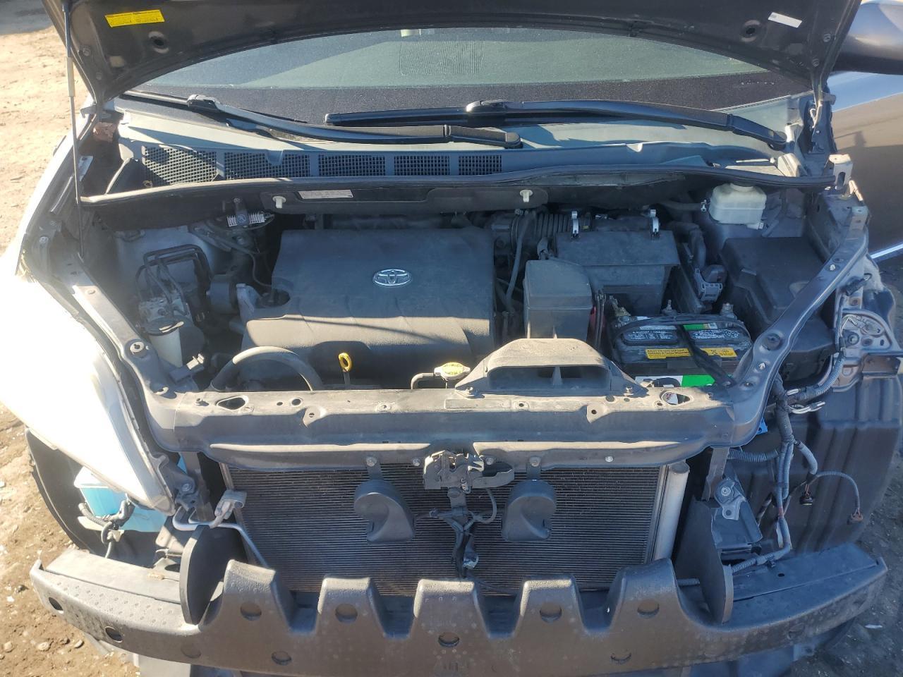 2011 TOYOTA SIENNA