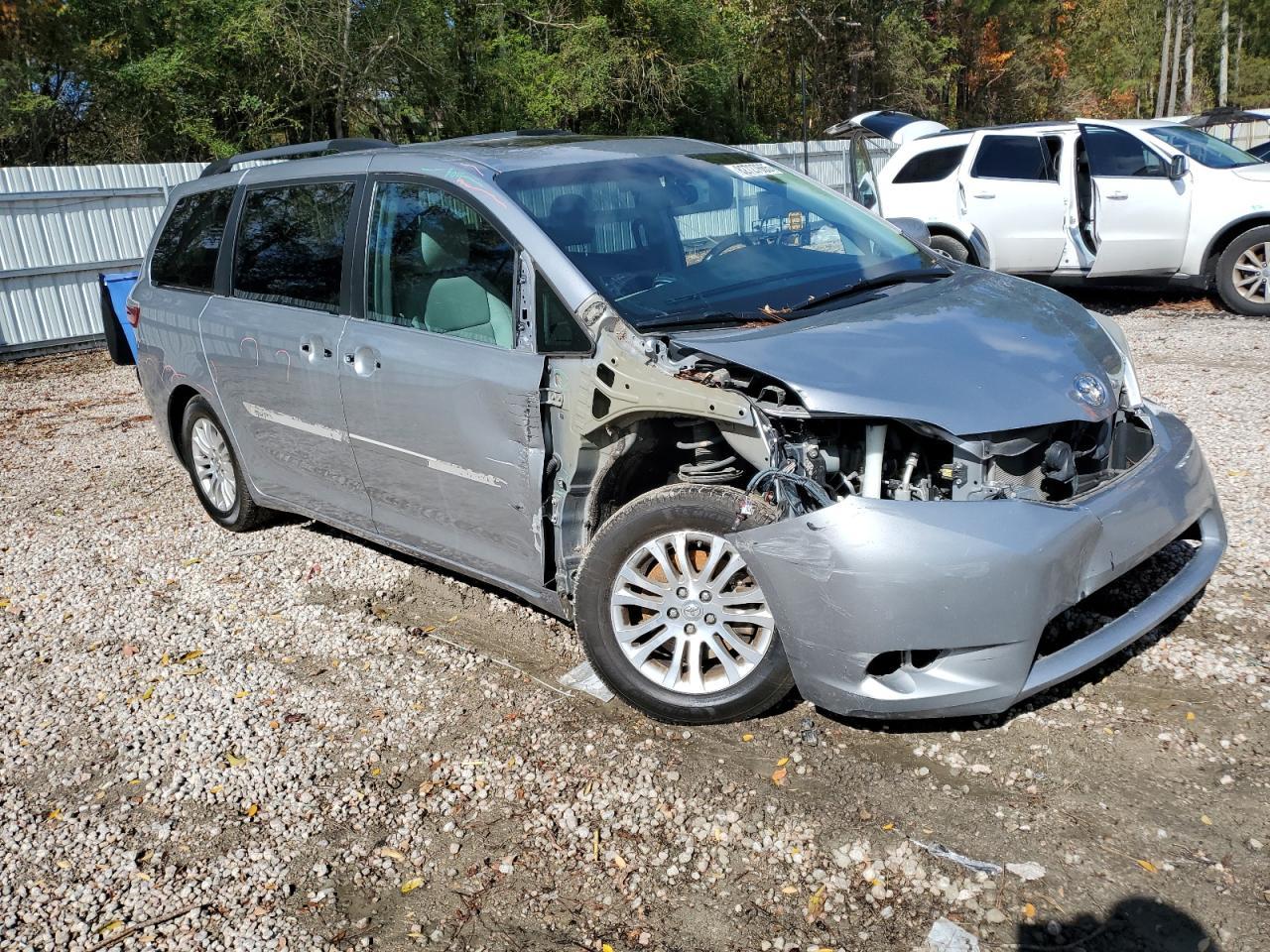 2017 TOYOTA SIENNA