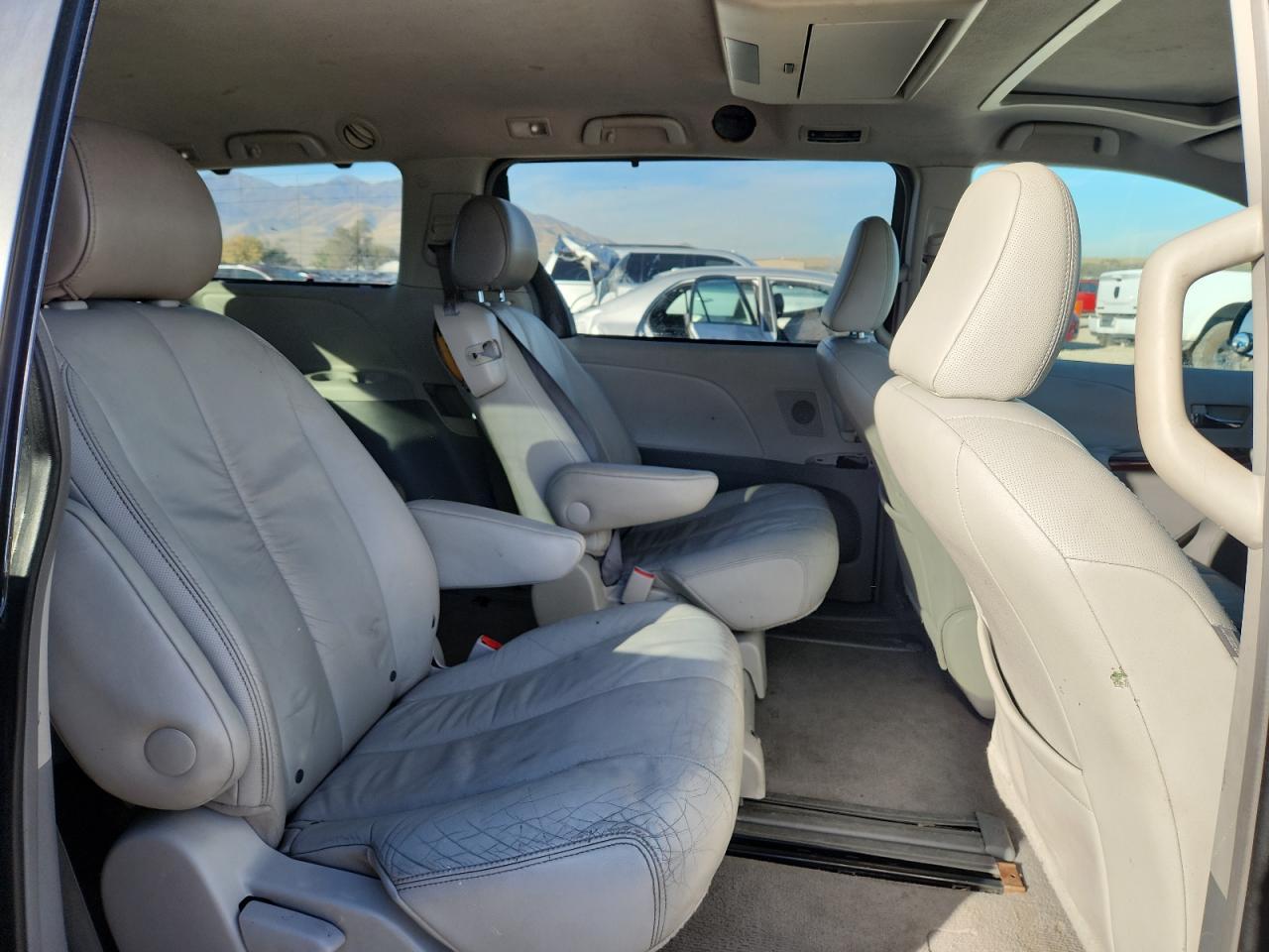 2011 TOYOTA SIENNA
