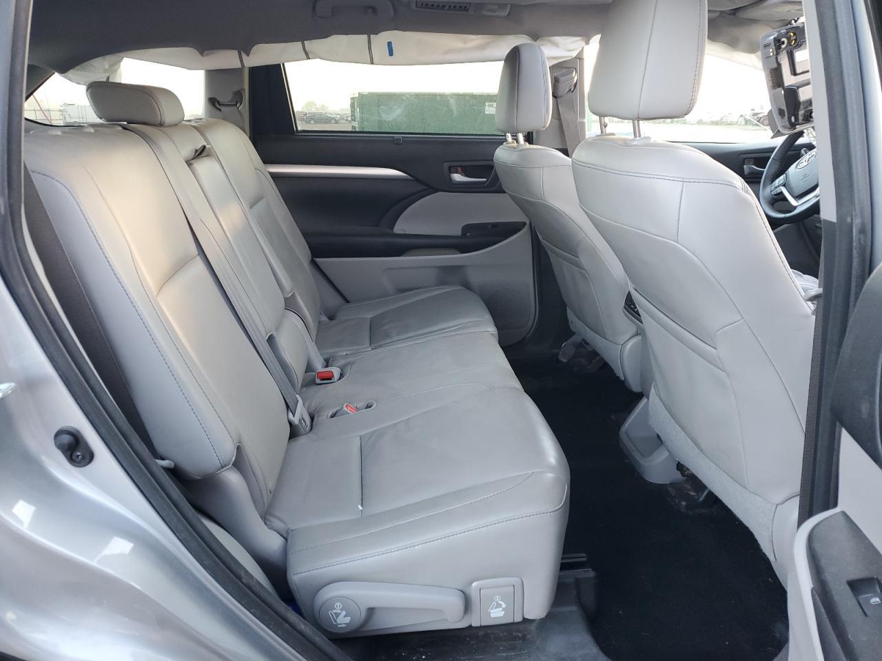 2016 TOYOTA HIGHLANDER