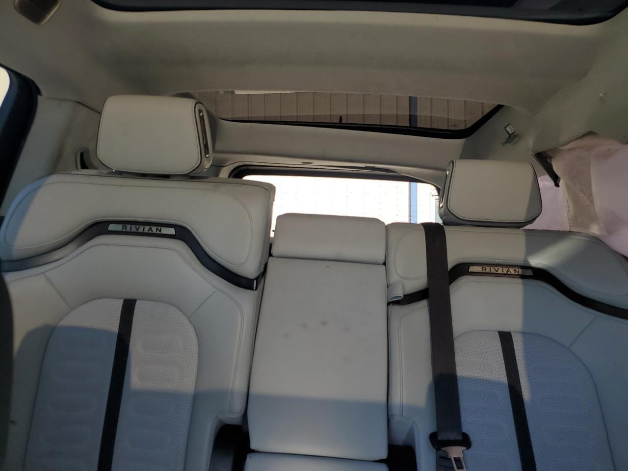2024 RIVIAN R1s