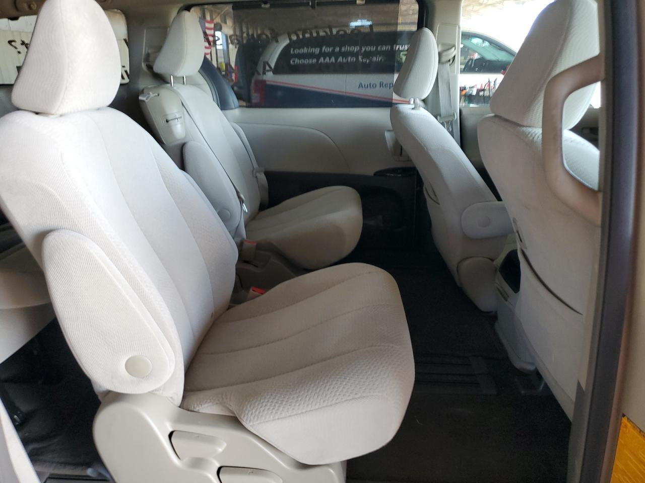 2011 TOYOTA SIENNA