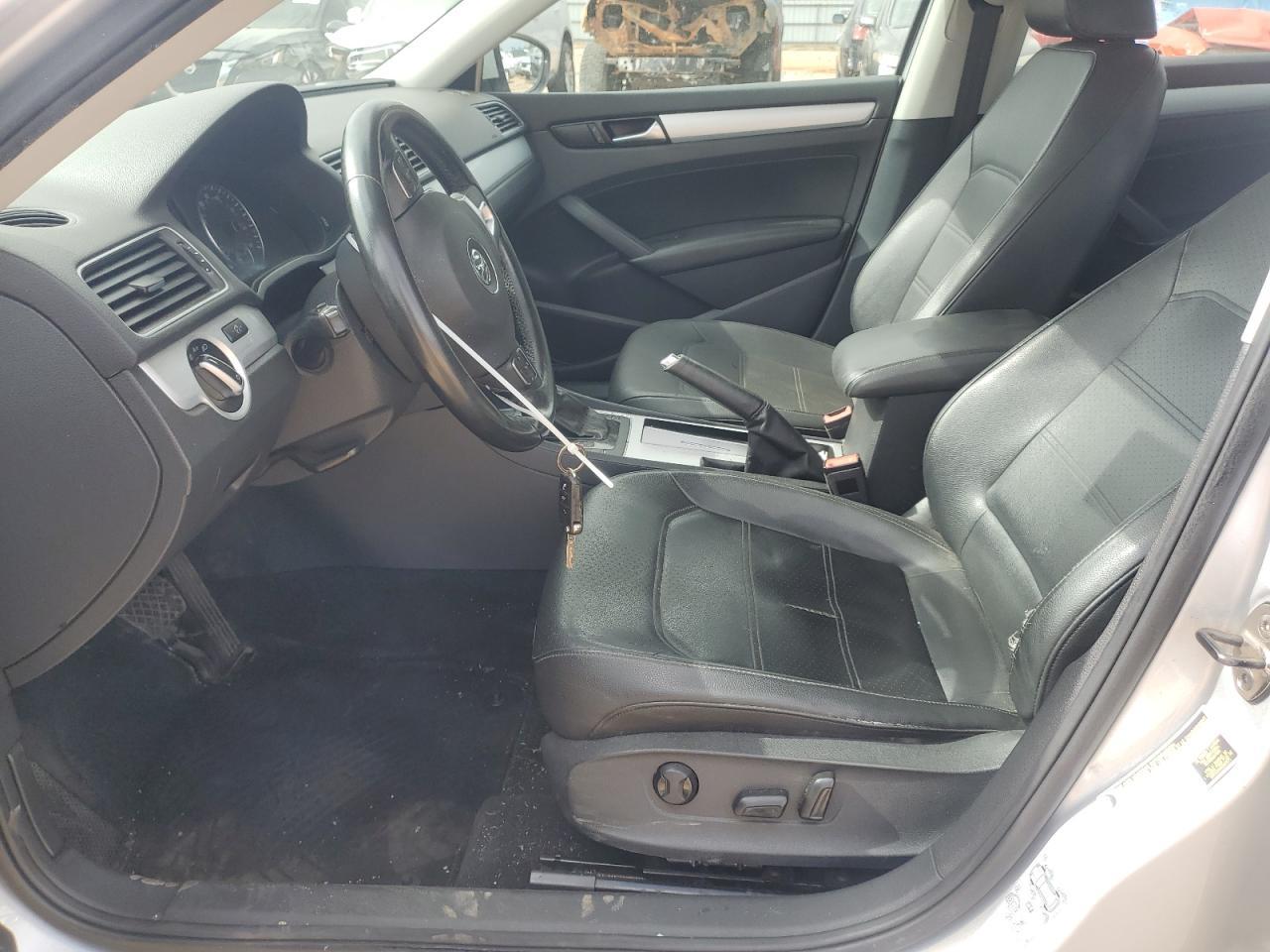 2012 VOLKSWAGEN Passat