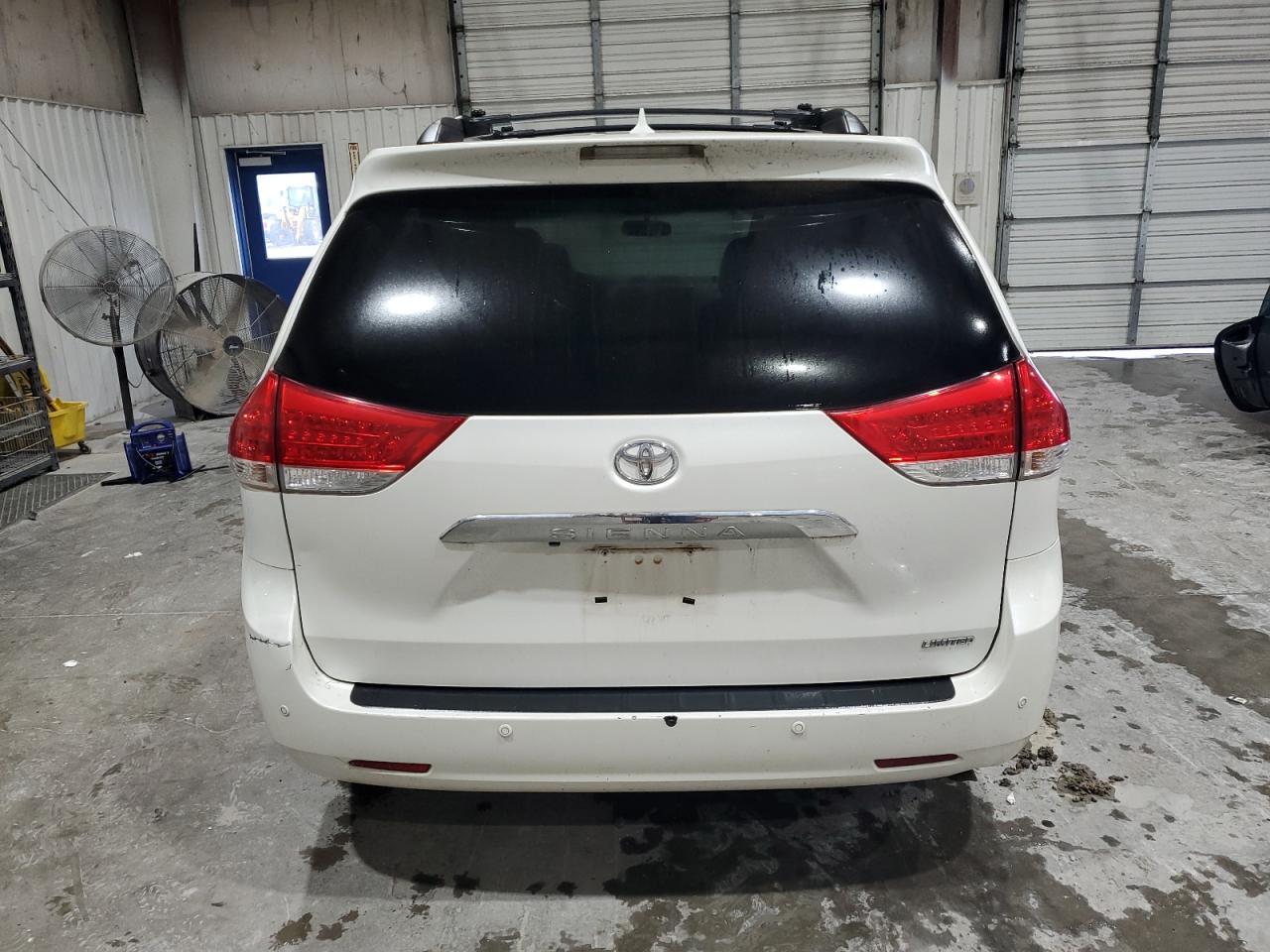 2011 TOYOTA SIENNA