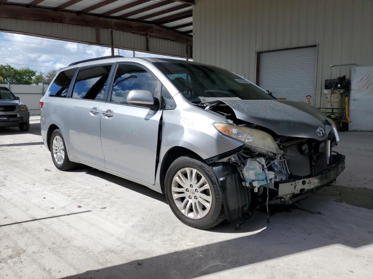 2017 TOYOTA SIENNA