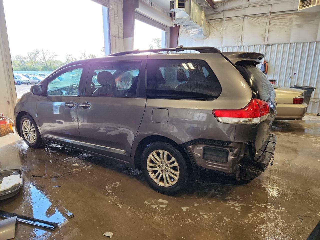 2013 TOYOTA SIENNA