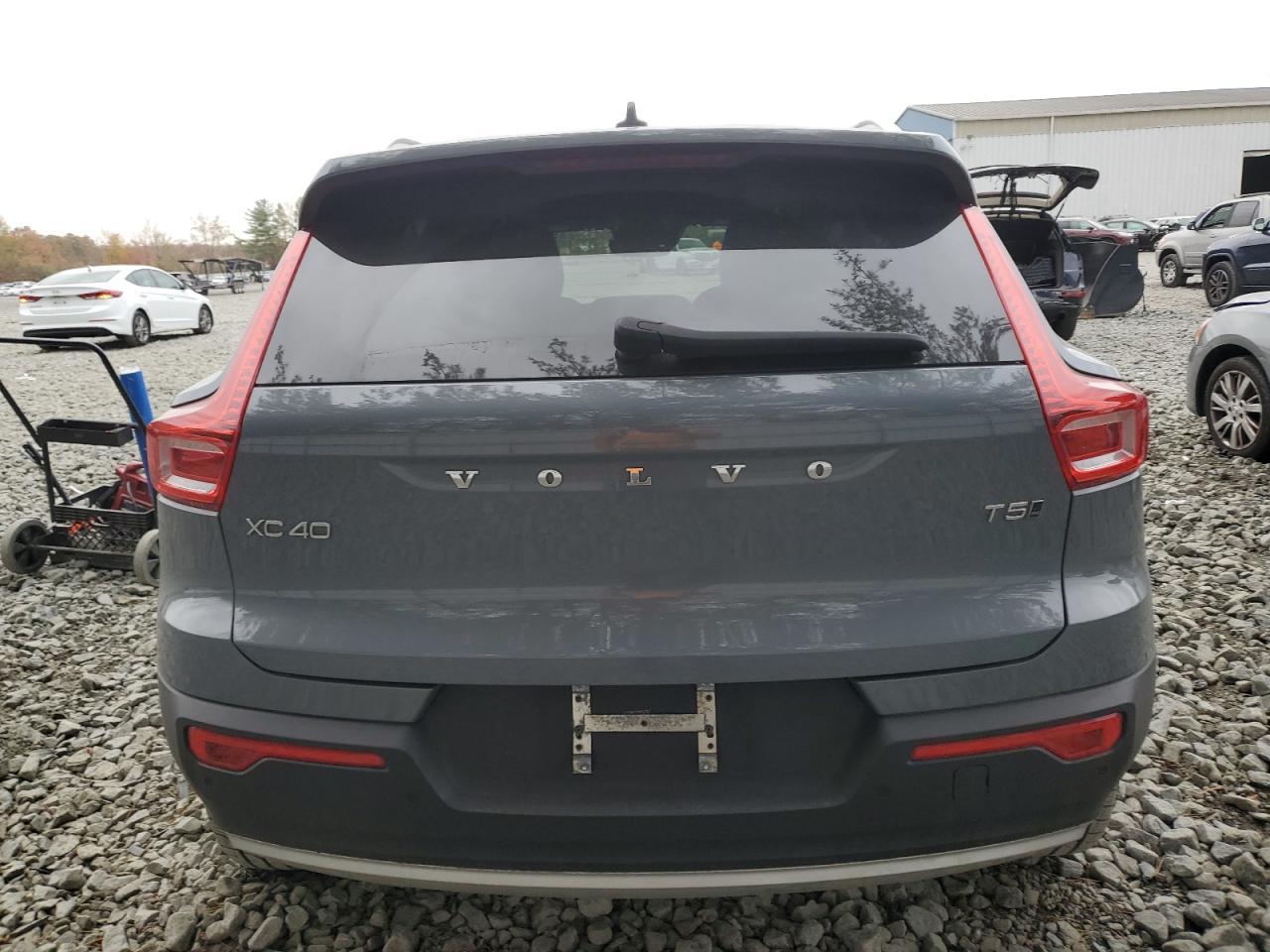 2021 VOLVO XC40