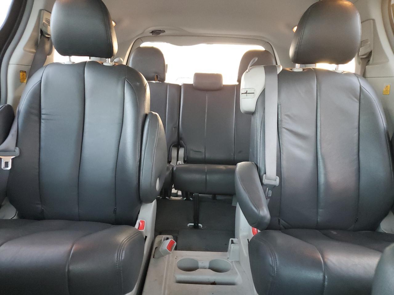 2011 TOYOTA SIENNA