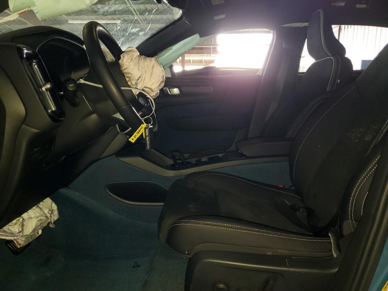 2023 VOLVO C40