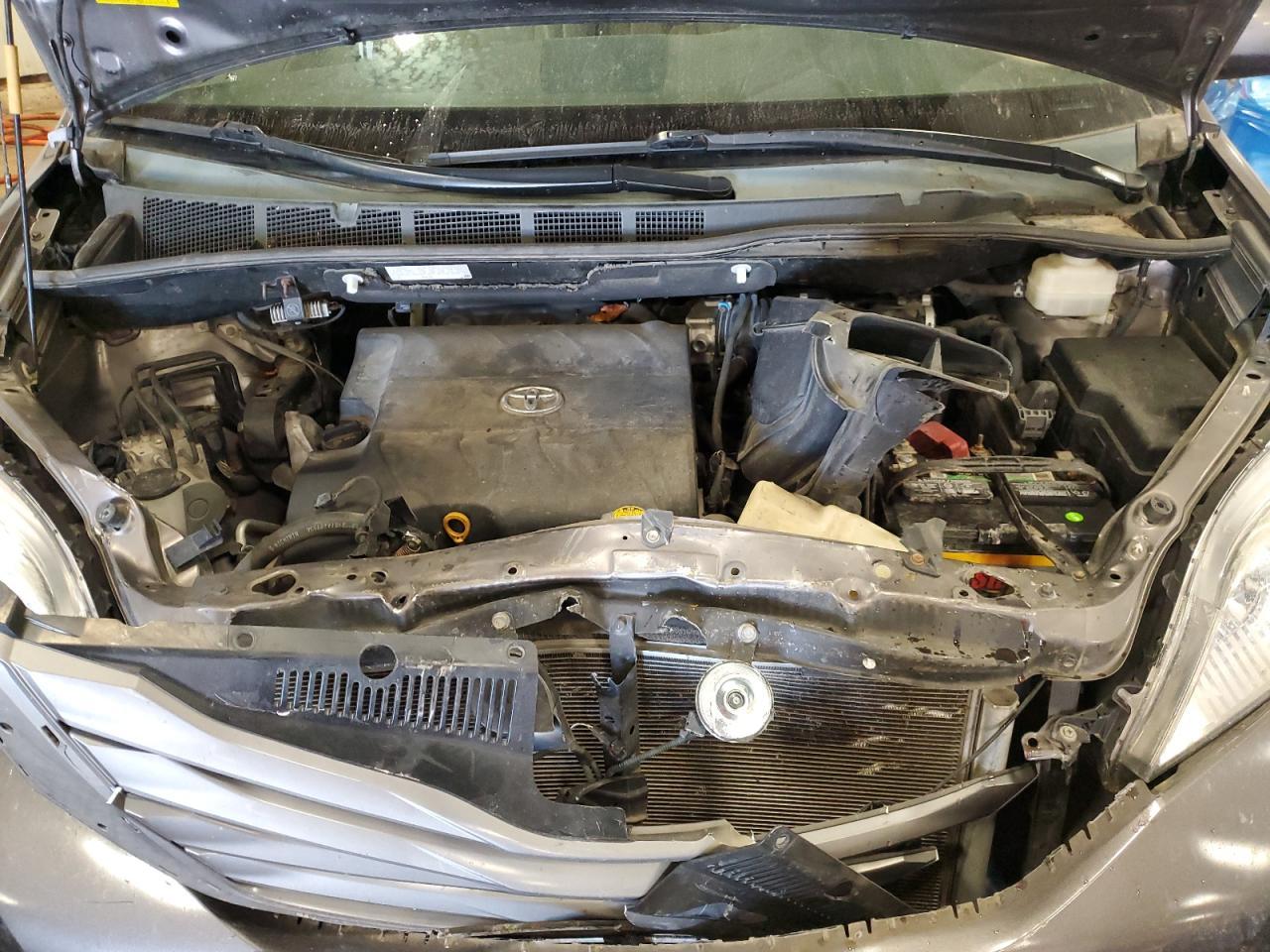 2012 TOYOTA SIENNA