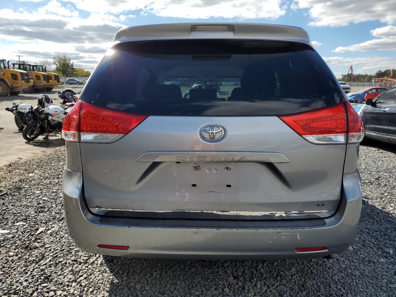 2011 TOYOTA SIENNA
