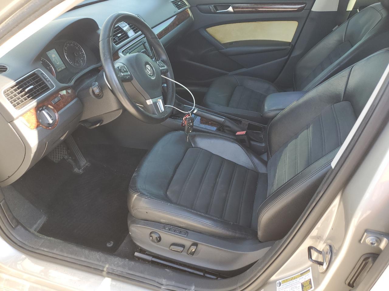 2012 VOLKSWAGEN Passat