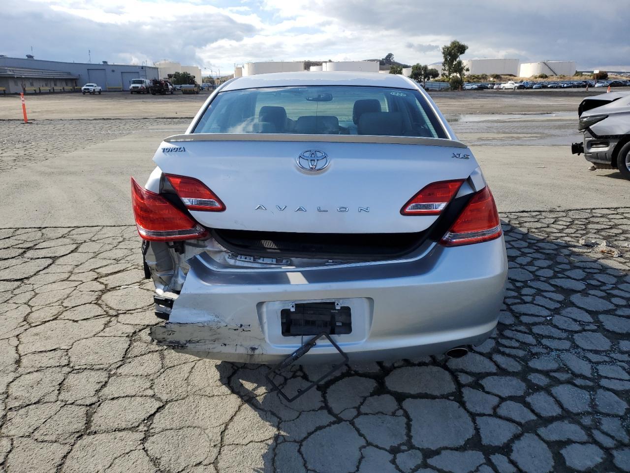 2005 TOYOTA Avalon