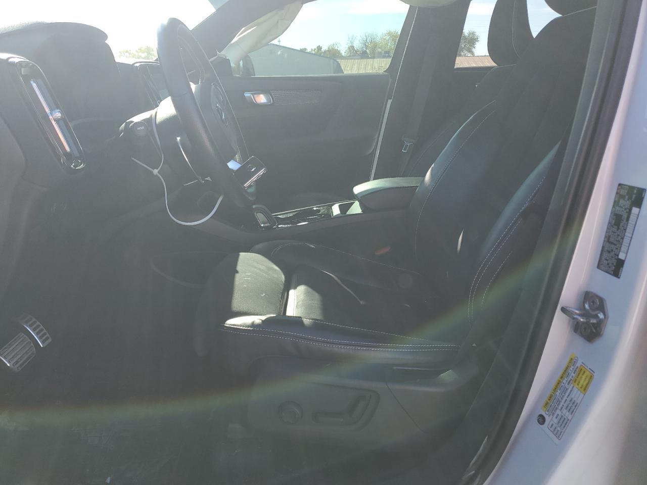 2020 VOLVO XC40