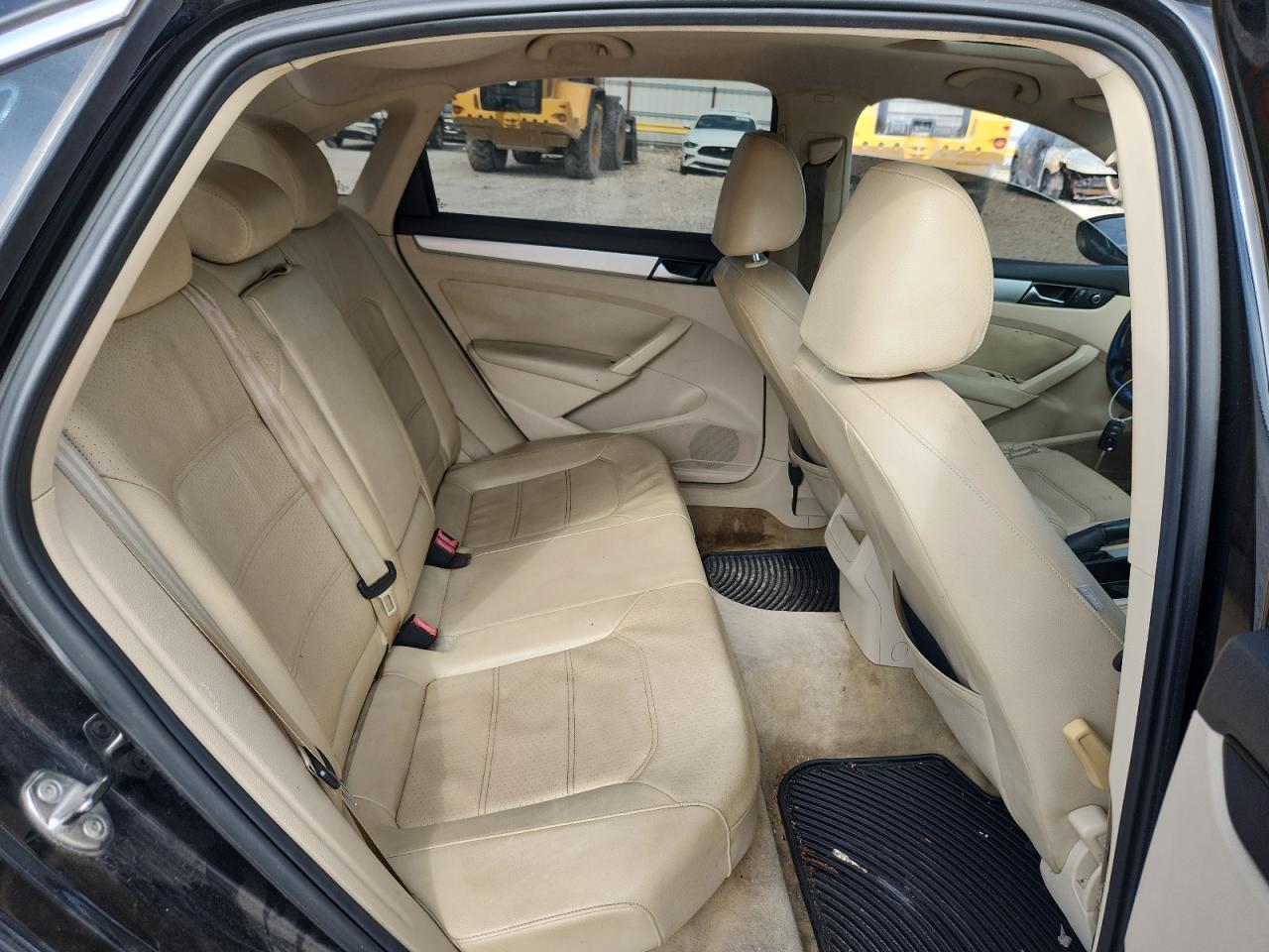 2012 VOLKSWAGEN Passat