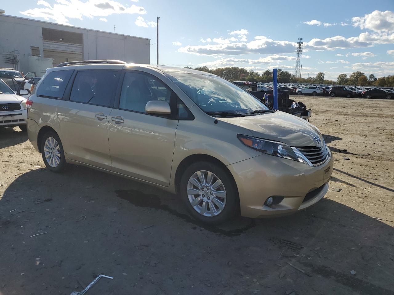 2011 TOYOTA SIENNA