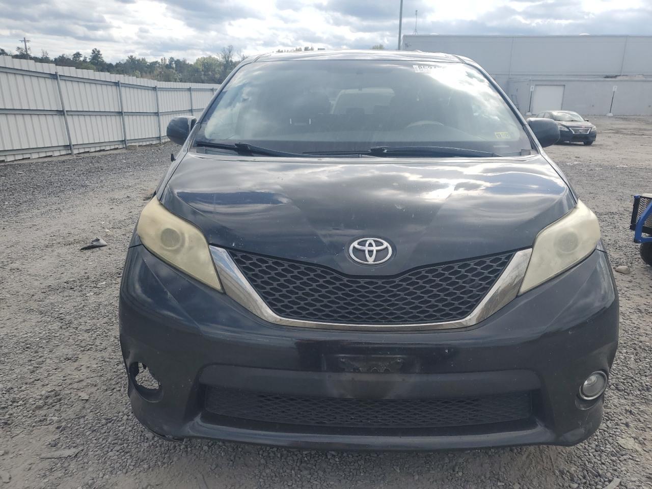 2011 TOYOTA SIENNA