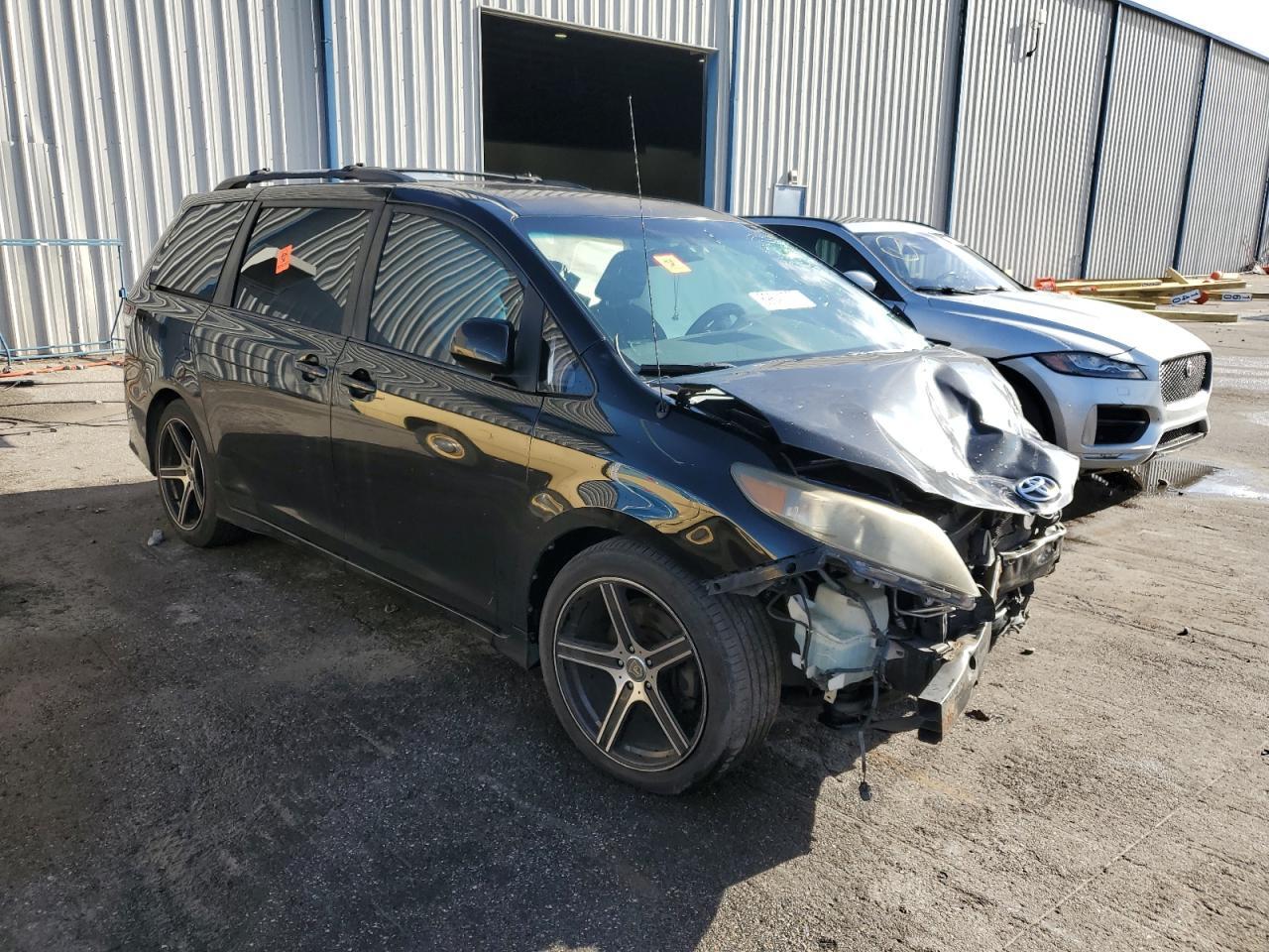 2011 TOYOTA SIENNA