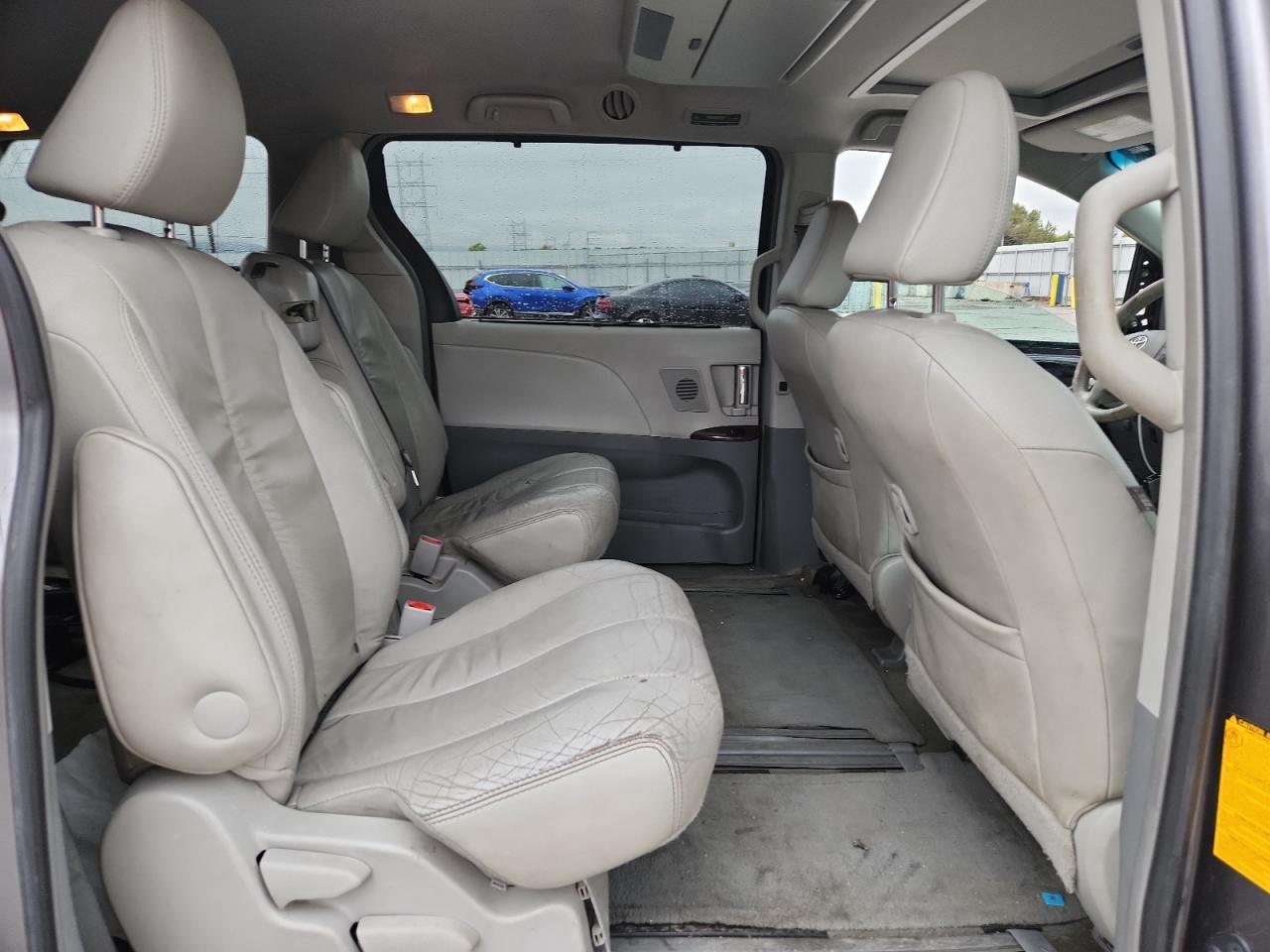 2012 TOYOTA SIENNA