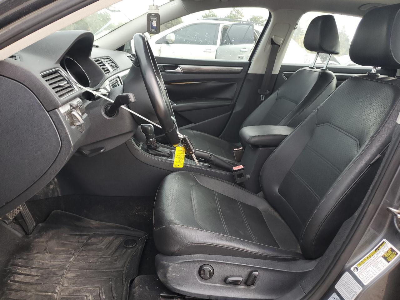 2016 VOLKSWAGEN Passat