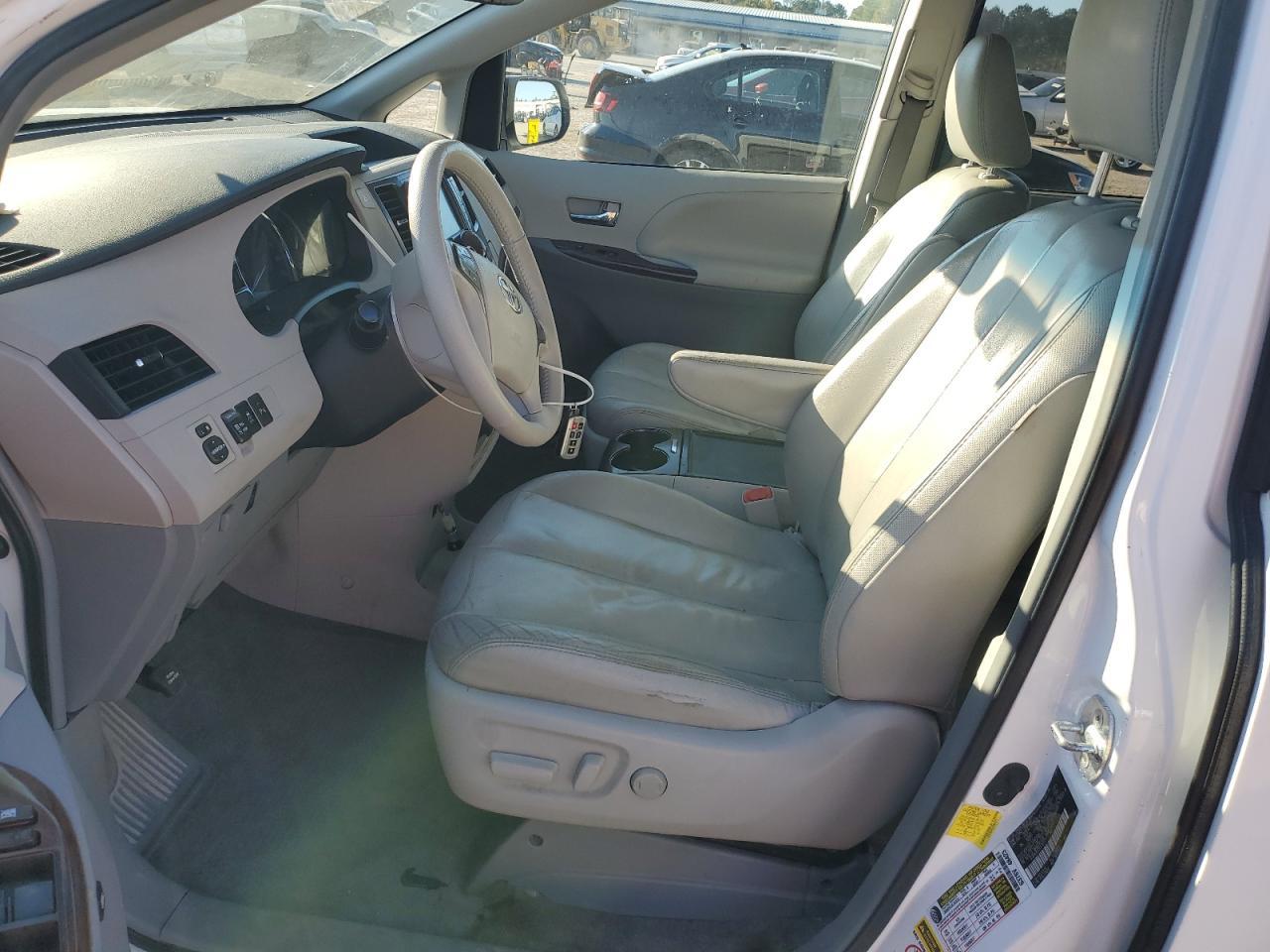 2012 TOYOTA SIENNA