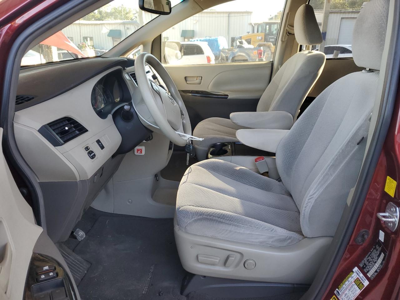 2011 TOYOTA SIENNA