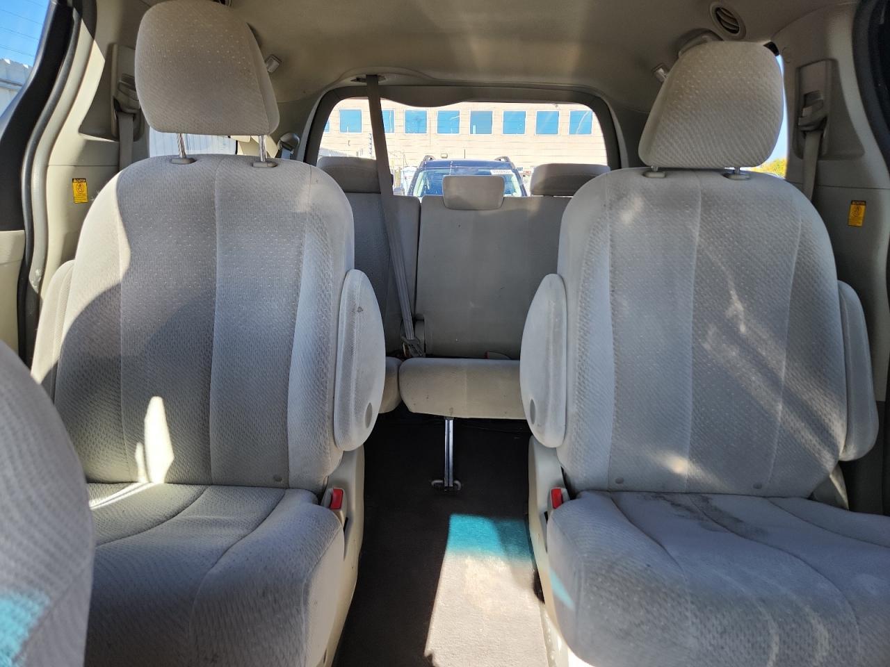 2011 TOYOTA SIENNA